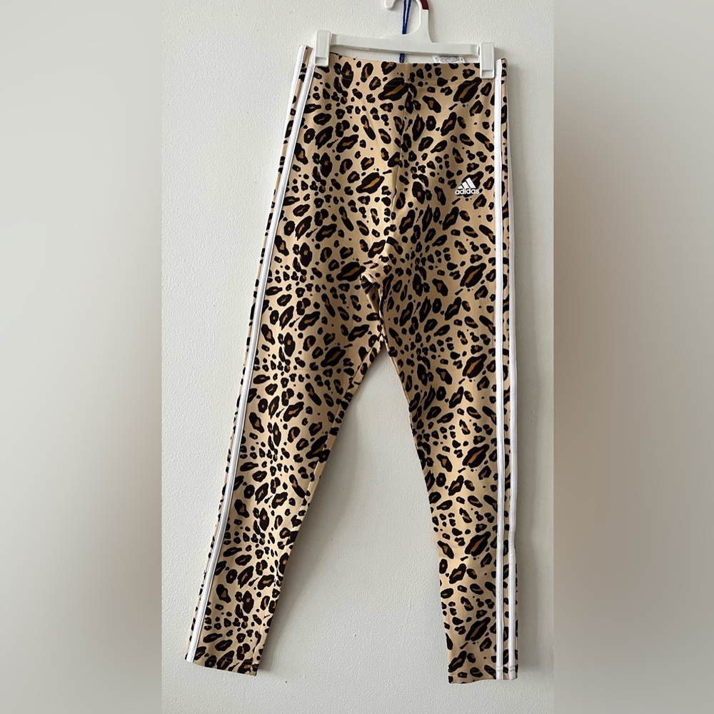 Social media Trend 🔥🔥🔥 
Adidas Tan Leopard Print Leggings